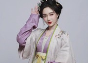 Ancient Charm of Cheongsam and Fan:Unveiling the Essence of Traditional Chinese Culture