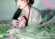 Engaging in Tradition:The Embellishments of a Mandarin Horse Tail Skirt for a Betrothal Ceremony
