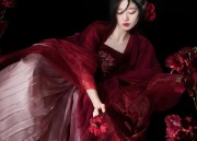 Short-Style Cheongsam Revelry in Nightclubs:A Glamorous Blend of Tradition and Modernity