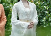Traditional Charm with Modern Touch:Womens Tangzhuang Fashion for Autumn-Winter