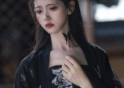 The Enchantment of Blue and White Porcelain Cheongsam:A Mid-Length Elegance