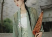 Embellishing the Horseface Skirt:The Art of Waist Chains in Traditional Chinese Fashion