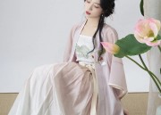 The Dilemma of Cheongsams Slit and its Risk of Flashing Light