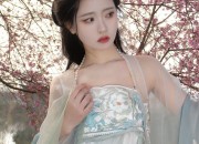 Teenage Elegance in Traditional Hanfu:A 13-Year-Olds Summer Style
