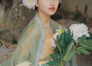 A Glance at the Charm of Girls Cheongsam with Tulle Skirt