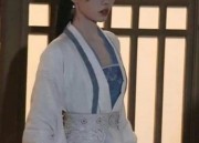 The Allure of Feng Chengchengs Qipao:A Closer Look into the Traditional Beauty
