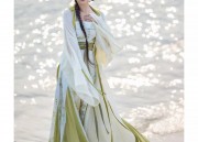 Embracing巨型汉服，一位体重达三百斤的勇敢女性故事