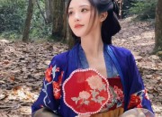 The Charm of White Cross-Collared Hanfu Robes