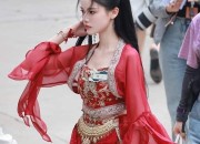 The Splendor of Cloud-肩 Hanfu in Peach Blossoms