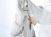 Green Hanfu Students:Embracing Traditional Elegance in Modern Times