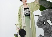 The Splendor of Sifeng in Traditional Hanfu Fashion