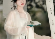 Red Horseface Skirt as a Winter Wedding Dress:A Cultural Blend of Tradition and Fashion