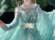 The Splendid Splendor of Traditional Chinese Hanfu:The Breaking Cloud Fan