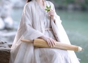 The Elegance of Qipao and White Shoes:A Fashionable Fusion