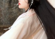 The Elegance of Qiongmai in a Cheongsam:A Closer Look at the Traditional Beauty of China
