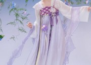 Butterflies Embrace Summer in Traditional Hanfu Fashion
