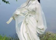 The Splendid Charm of Qingsong Style in Hanfu Fashion:A Tale of a Graceful Woman