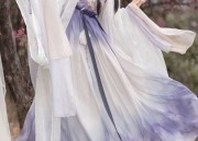 Elegant White Plesated Skirt:A Closer Look at the Horseface Skirt