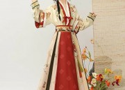 Red Cheongsam and Wedding Shoes:A Blend of Tradition and Modernity