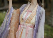 The Splendor of Traditional Hanfu:The Cross-Collared,Big-Sleeve Robe