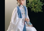 The Elegance of High-End Golden Silk Velvet Cheongsam:A Cultural Icon of Chinese Traditional Beauty