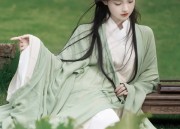 The Veiled Face and Ears:Exploring the Cultural Significance of Hanfu Robes in Modern Times