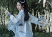 The Revival of Hanfu:Young Female Students Embracing Traditional Chinese古装