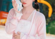 Elsas Hanfu Journey:The Enchantment of Traditional Chinese Clothing