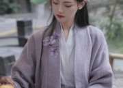 The Youthful Beauty in a Cheongsam:18-Year-Old Girls Journey into Traditional Elegance