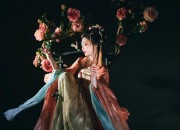 The Elegance of a Traditional Chinese Cheongsam:A Girl in the Republic Era Style