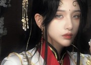 Hanfu Splendor in the Southern Mansion of Capital City:Golden Threads and Jade Splashes