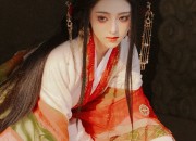 The Enchantment of Winter White Cheongsam:A Tale of the Qipao-Clad Woman in Autumn and Winter