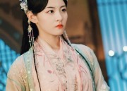 Tall and Elegant:A Red Ma-Face Skirt with Long Length Charm