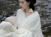 Phoenix Seeks the Phoenix:The Splendor of Hanfu Wedding in the Age of Flower-Bearing Marriages