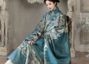Daily Life of a Girl in Traditional Hanfu Fashion