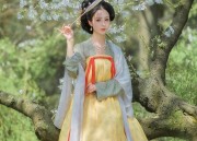 Elegant Beauty in a Cheongsam:A Glance into Traditional Chinese Elegance