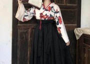 Modernizing the Cheongsam for a Fashionable Summer Look