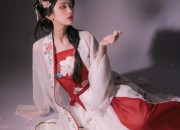 The Allure of Yu Mos Qipao:A Journey into the Elegance of Traditional Chinese Dress