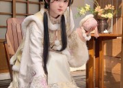 Elegant Girl in Traditional Hanfu Dress:The Rise of Hanfu Fashion in Modern Times