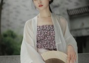 Summer Chic in a Seven-Point Sleeve Cheongsam:The Allure of the Modern Qipaiqun