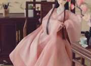 The Enchantment of Traditional Chinese Costumes and Fans:The Perfect Pairing of Hanfu and Fans