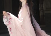 The Elegance of a Horseface Skirt and a Simple Top:A Fashionable Unison