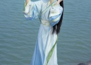 The Enigma of a Cold and Elegant Woman in Hanfu Fashion:The Wei-Jin Style