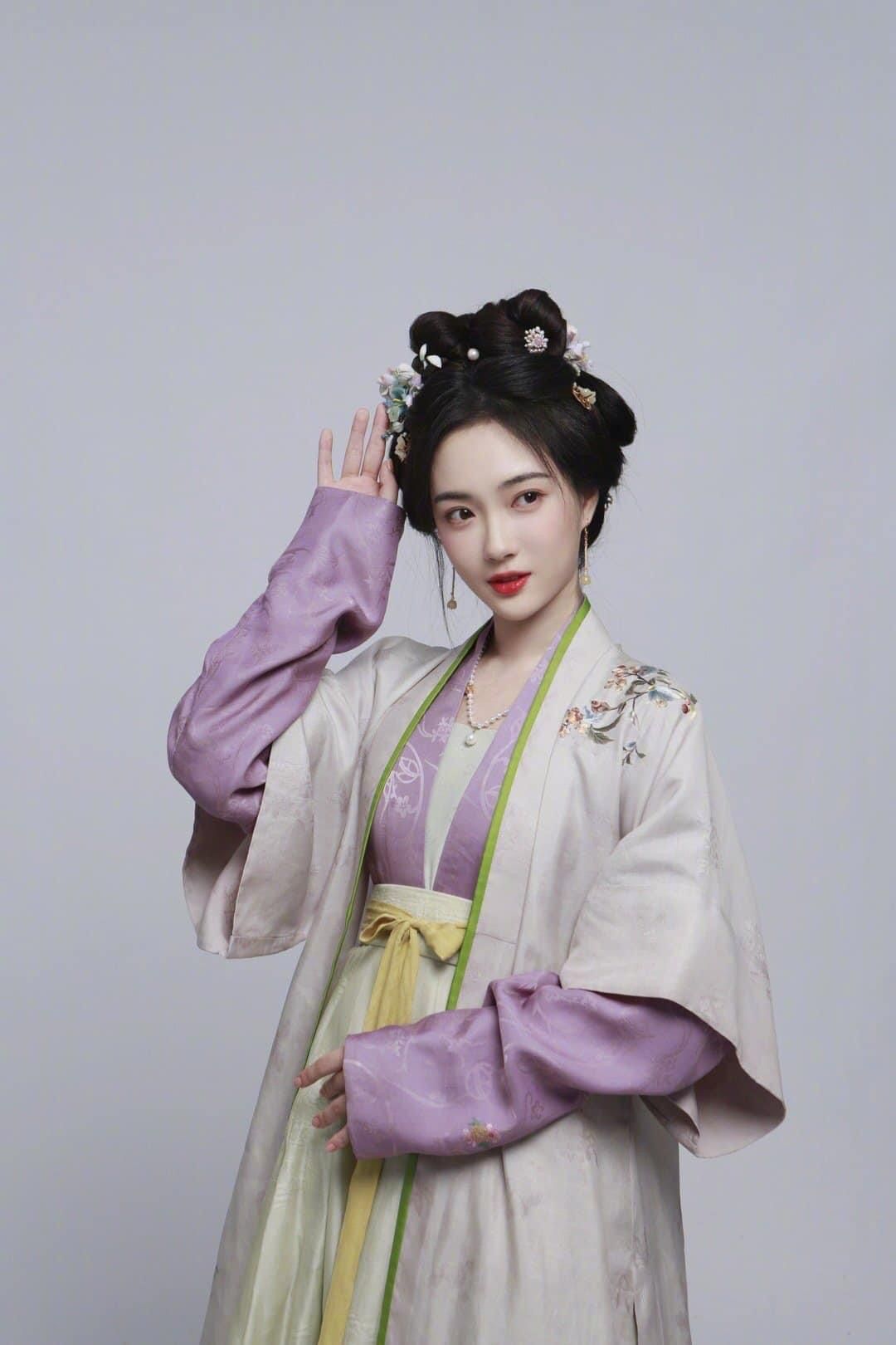 Ancient Charm of Cheongsam and Fan:Unveiling the Essence of Traditional Chinese Culture Ancient Charm of Cheongsam and Fan:Unveiling the Essence of Traditional Chinese Culture