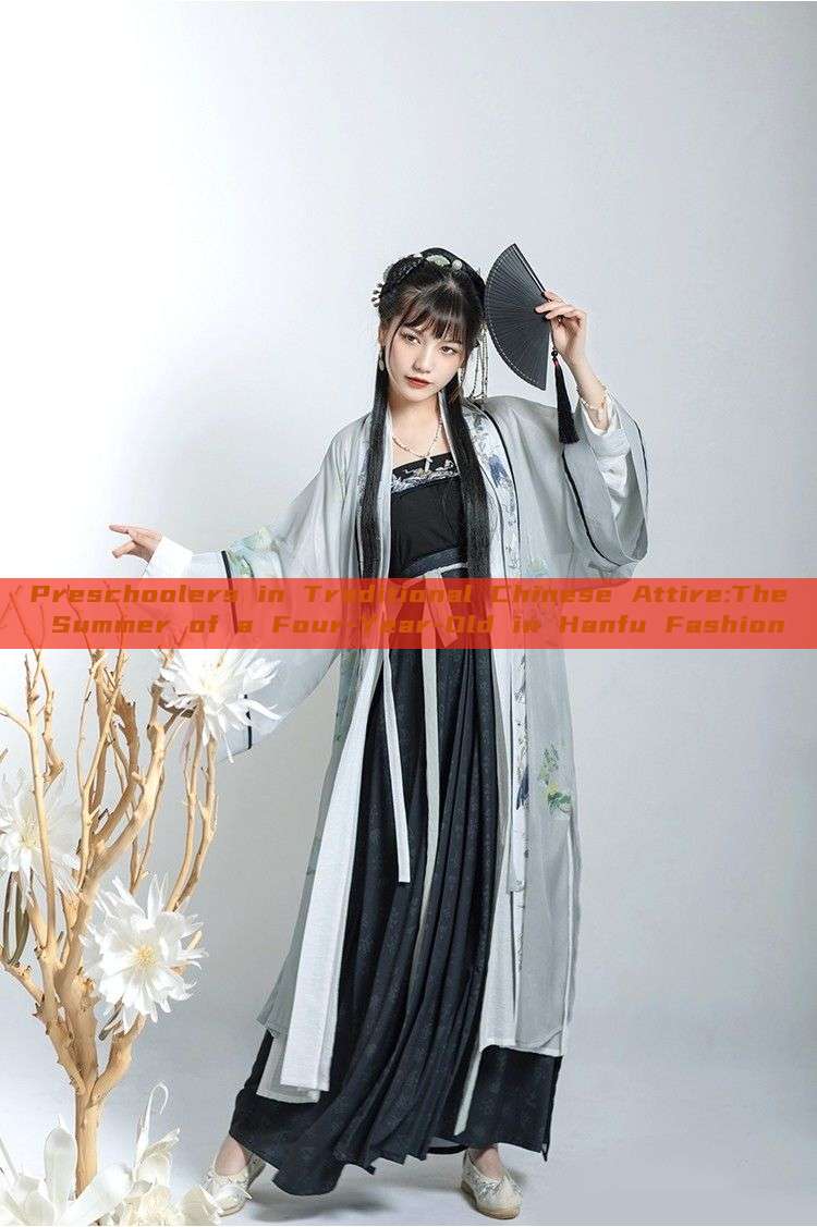 Preschoolers in Traditional Chinese Attire:The Summer of a Four-Year-Old in Hanfu Fashion Preschoolers in Traditional Chinese Attire:The Summer of a Four-Year-Old in Hanfu Fashion