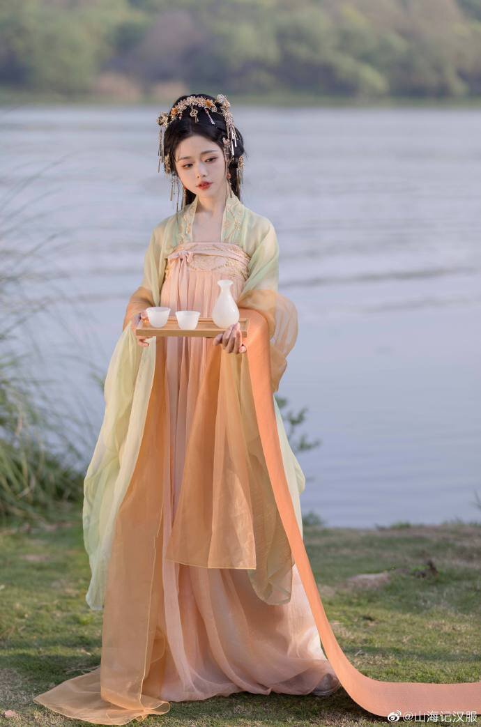 Ancient Elegance of Hanfu Hairpins and Flowing Tassel:A Students Exploration Ancient Elegance of Hanfu Hairpins and Flowing Tassel:A Students Exploration