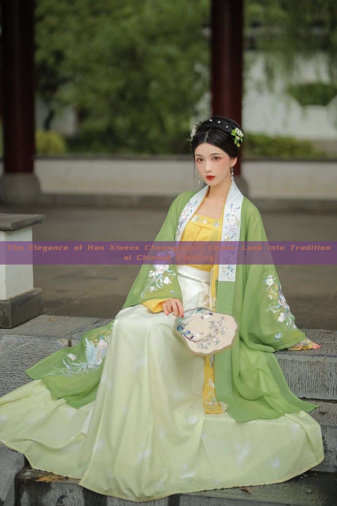 The Elegance of Han Xiwens Cheongsam:A Closer Look into Traditional Chinese Clothing