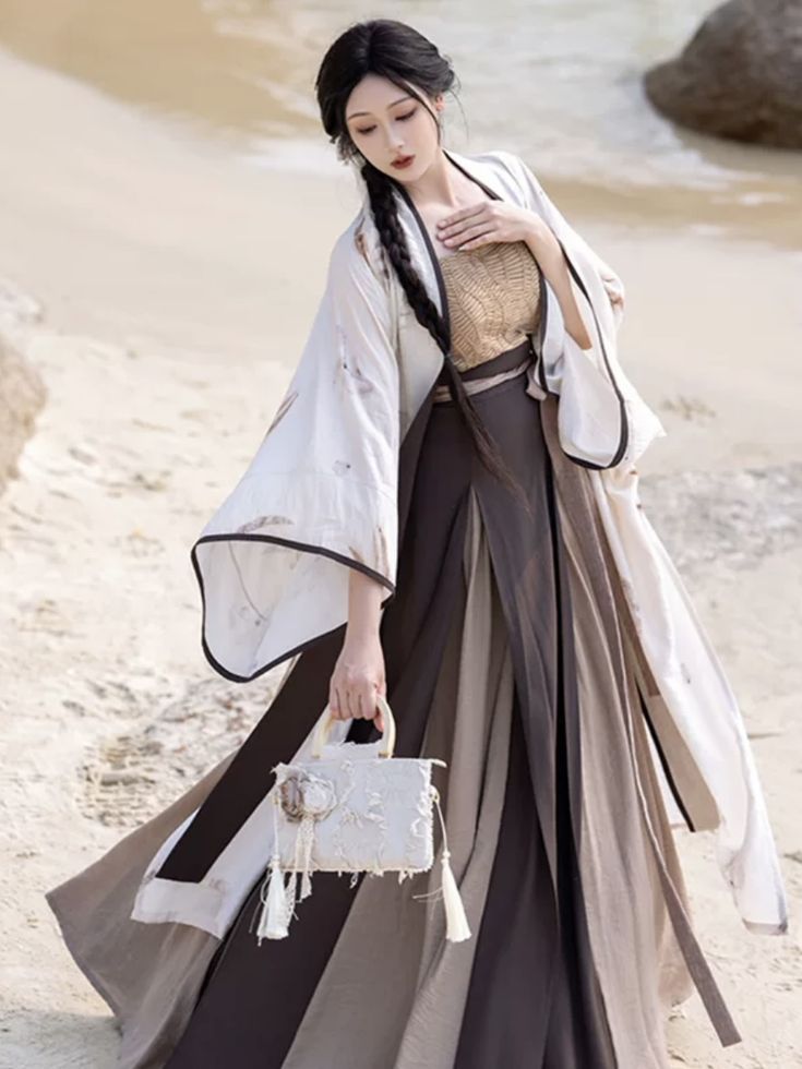 Elegant Revelry in Traditional Chinese Attire:The Splendor of a Single Night in Hanfu Fashion Elegant Revelry in Traditional Chinese Attire:The Splendor of a Single Night in Hanfu Fashion