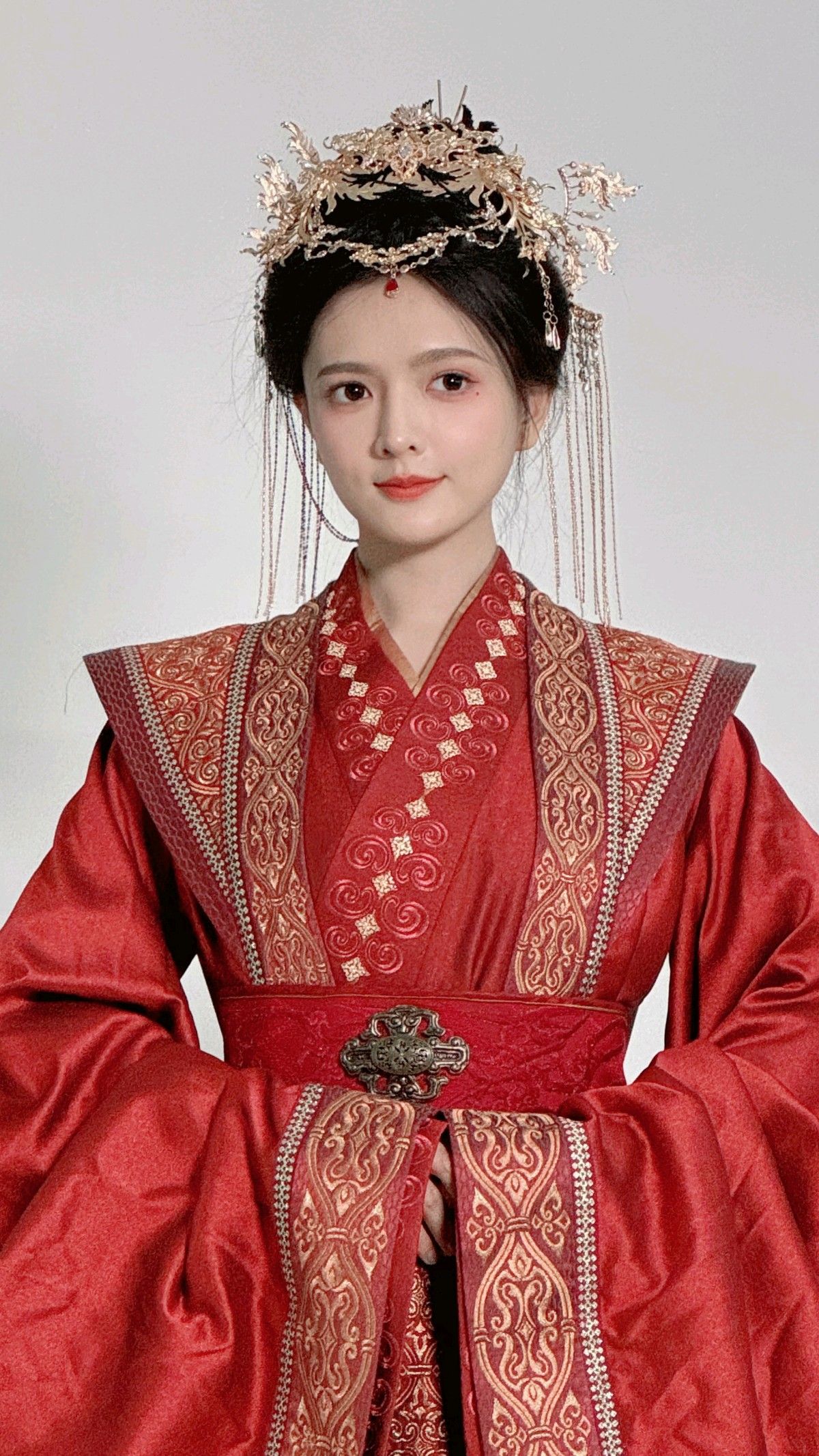 Embracing Tradition:The Rise of Qipao with Lace-Lined Pants Embracing Tradition:The Rise of Qipao with Lace-Lined Pants