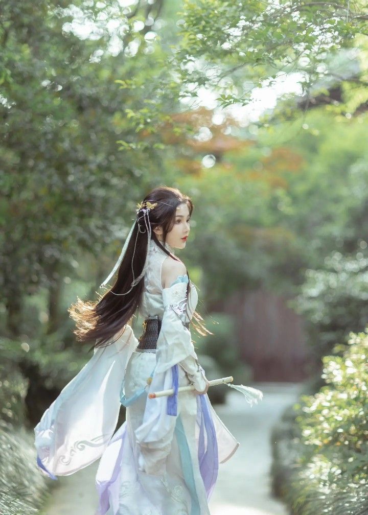 A Light Turquoise Horseface Skirt:A Blend of Tradition and Modernity